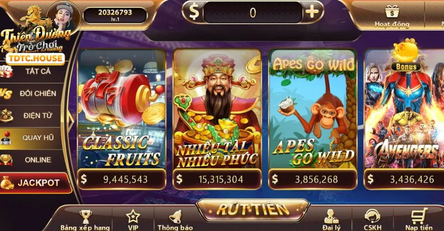 Người chơi trải nghiệm game nổ hũ 77bet trên điện thoại di động